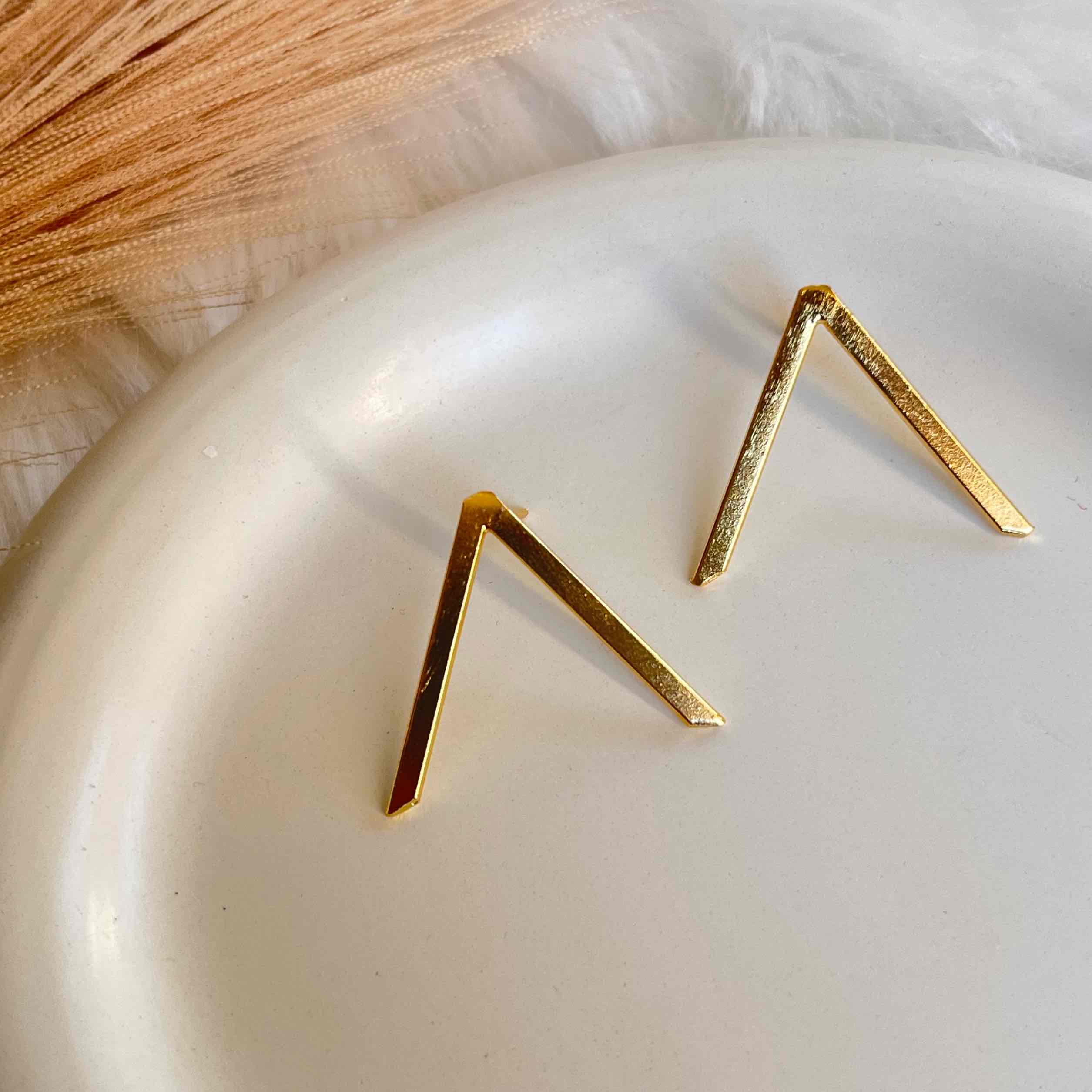 Triangle Line Studs