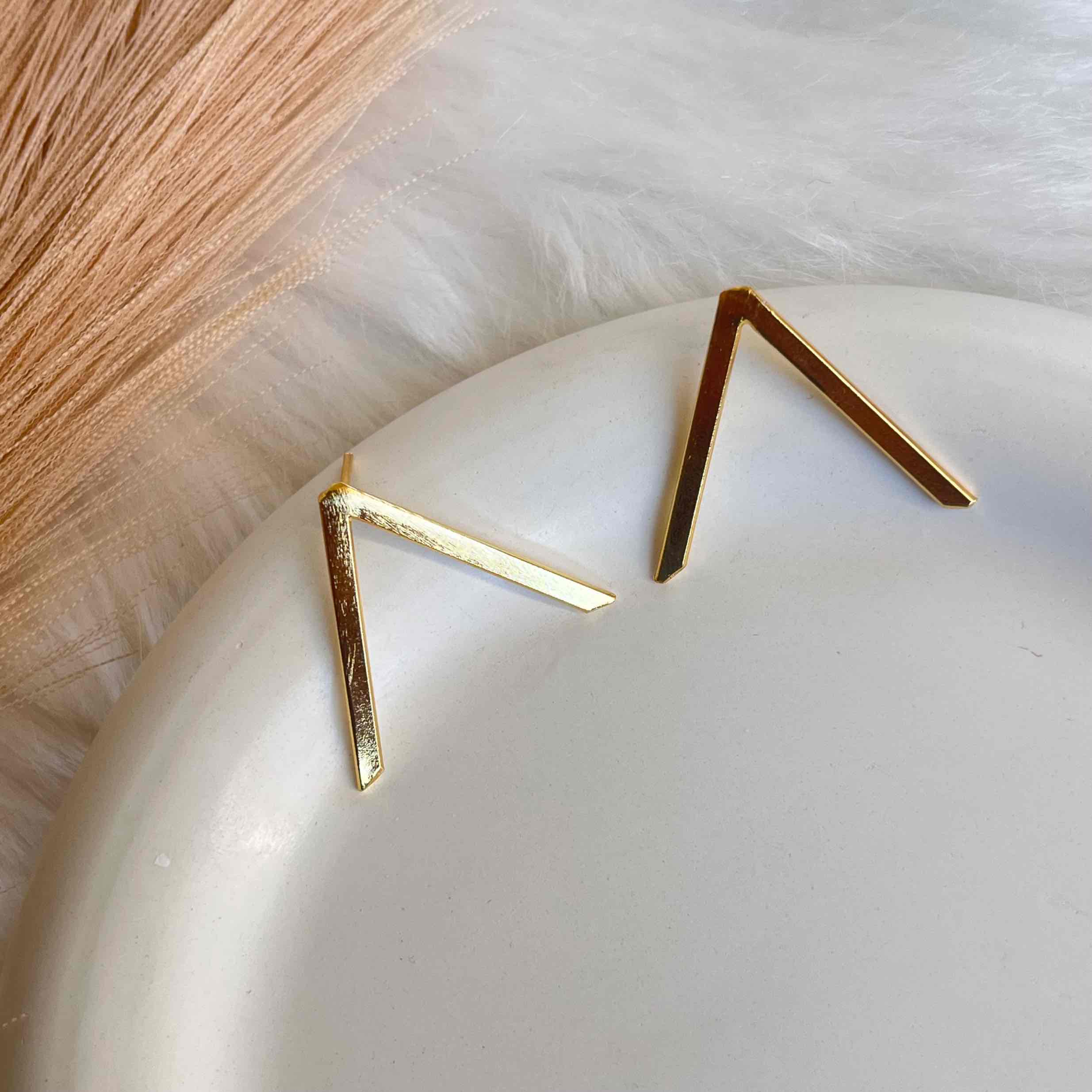 Triangle Line Studs