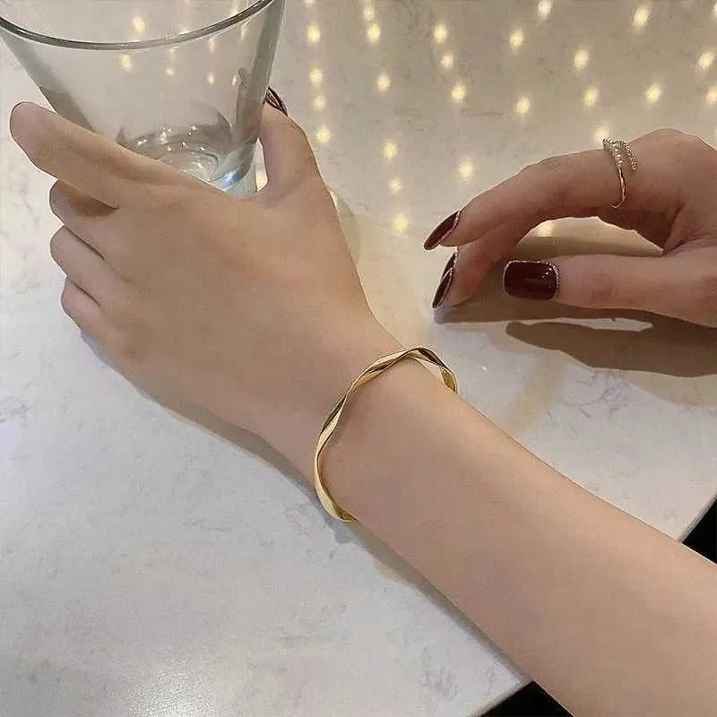 Lustrous Curve Bracelet (Adjustable)