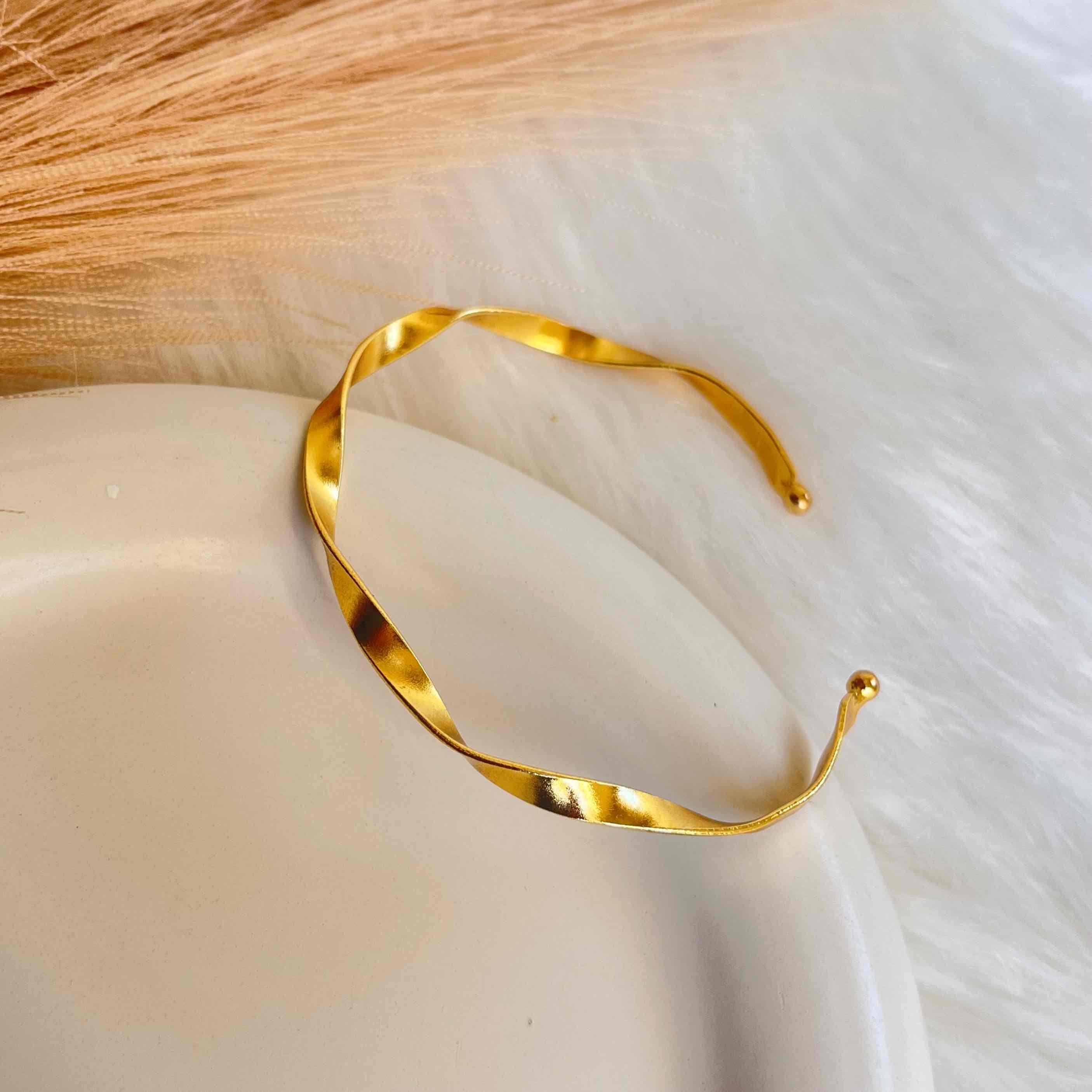 Lustrous Curve Bracelet (Adjustable)