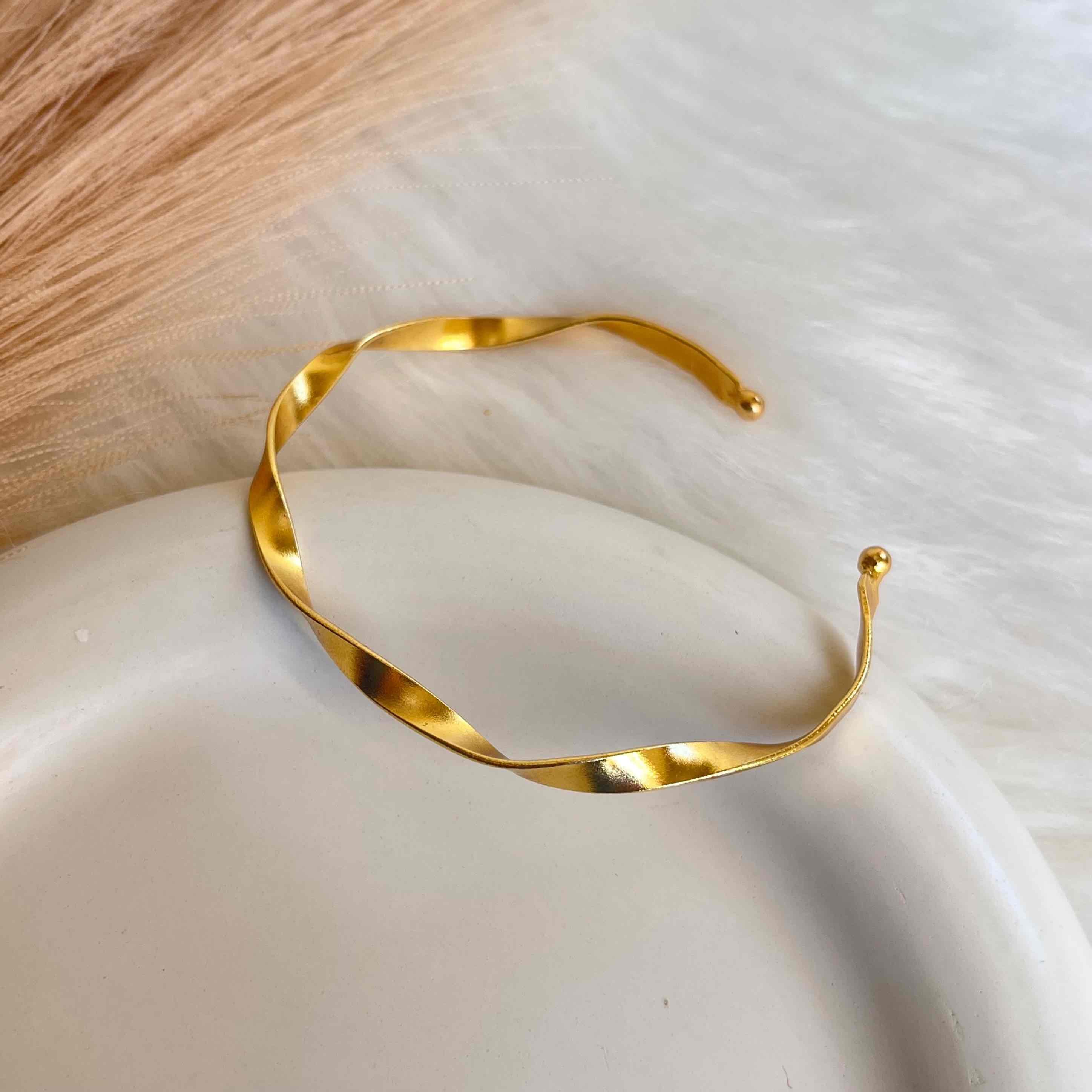 Lustrous Curve Bracelet (Adjustable)