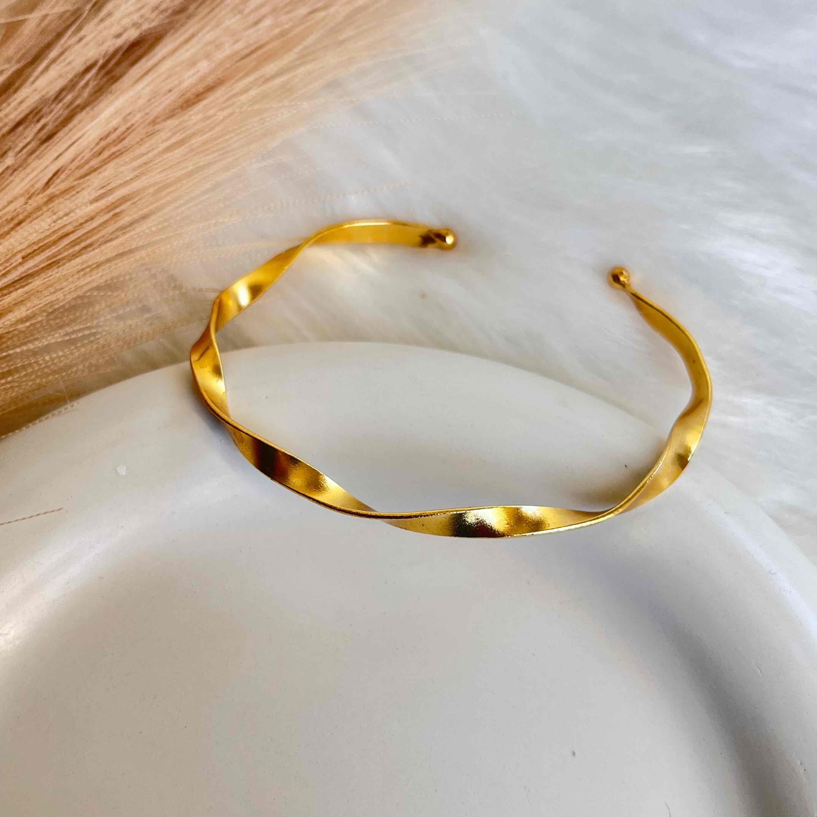 Lustrous Curve Bracelet (Adjustable)